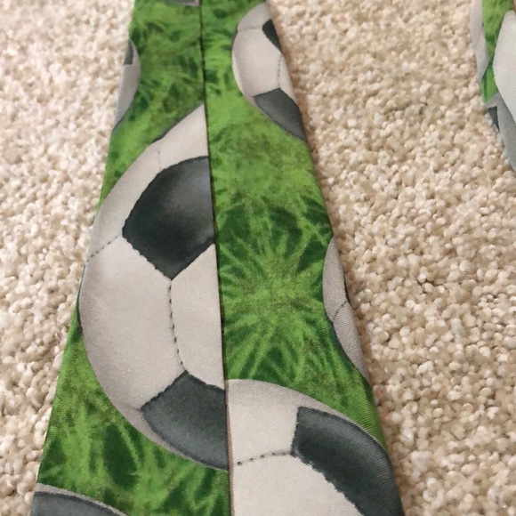LARSON  Soccer TIE  100% silk😍 - Picture 6 of 8